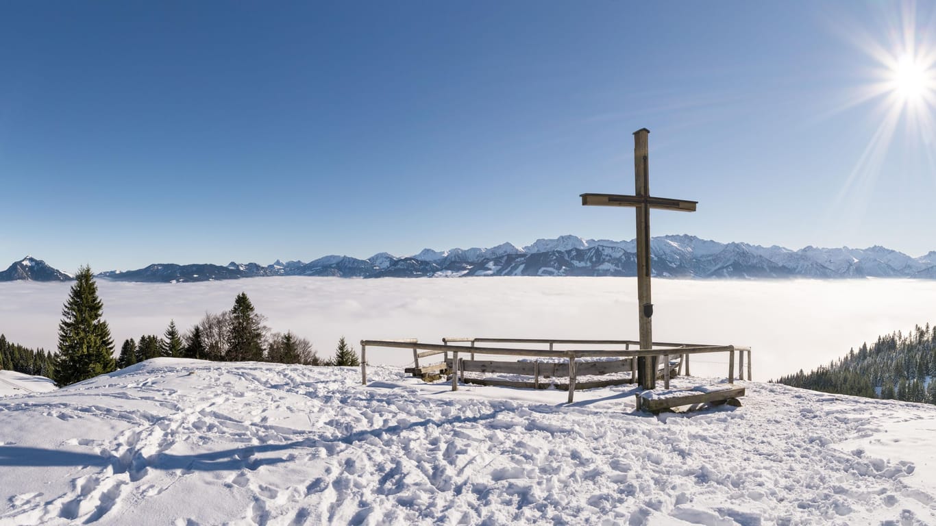 Im Familien Skigebiet Ofterschwanger Horn erwartet Wintersportler ein wunderbares Panorama.