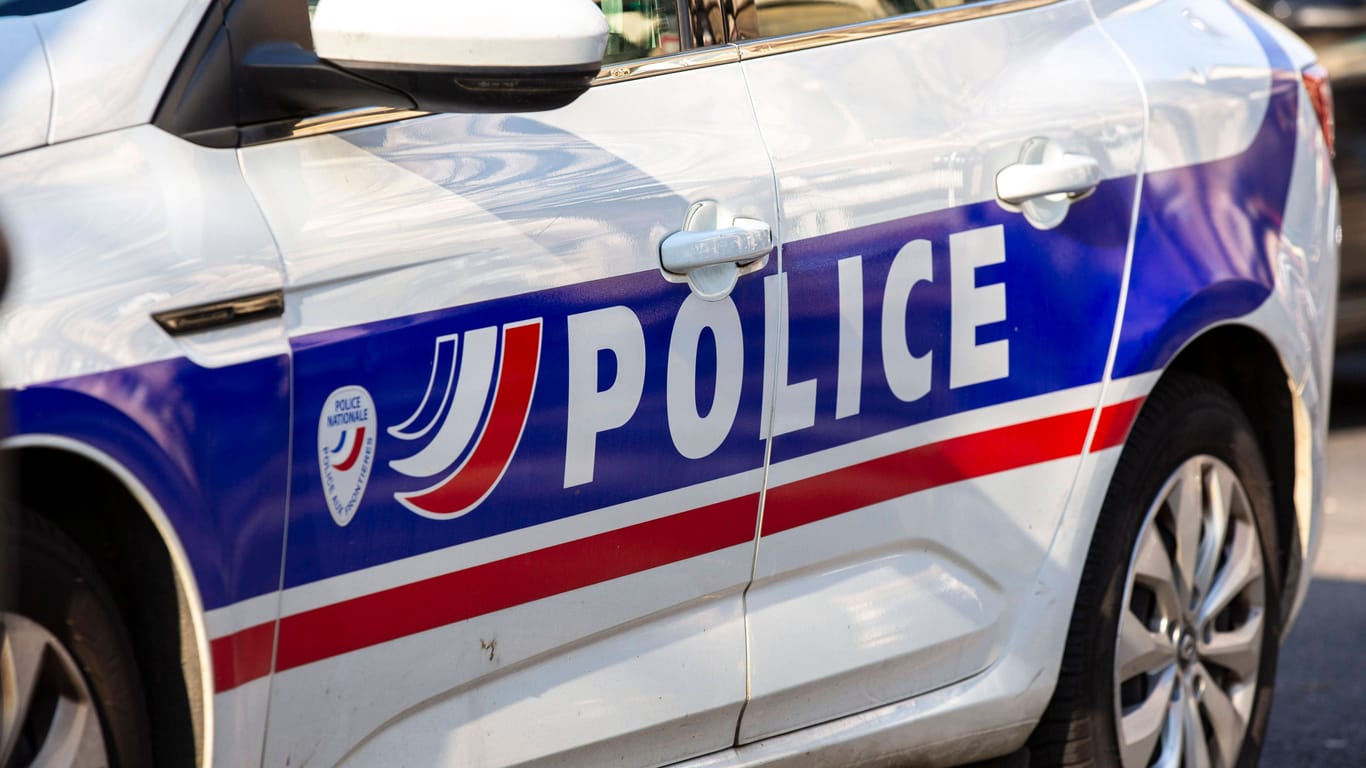 Französische Polizei (Symbolbild): Ein russischer Oligarch steht im Fokus von Ermittlungen wegen Geldwäsche.