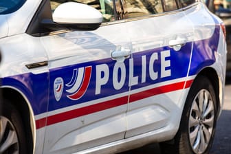 Französische Polizei (Symbolbild): Ein russischer Oligarch steht im Fokus von Ermittlungen wegen Geldwäsche.