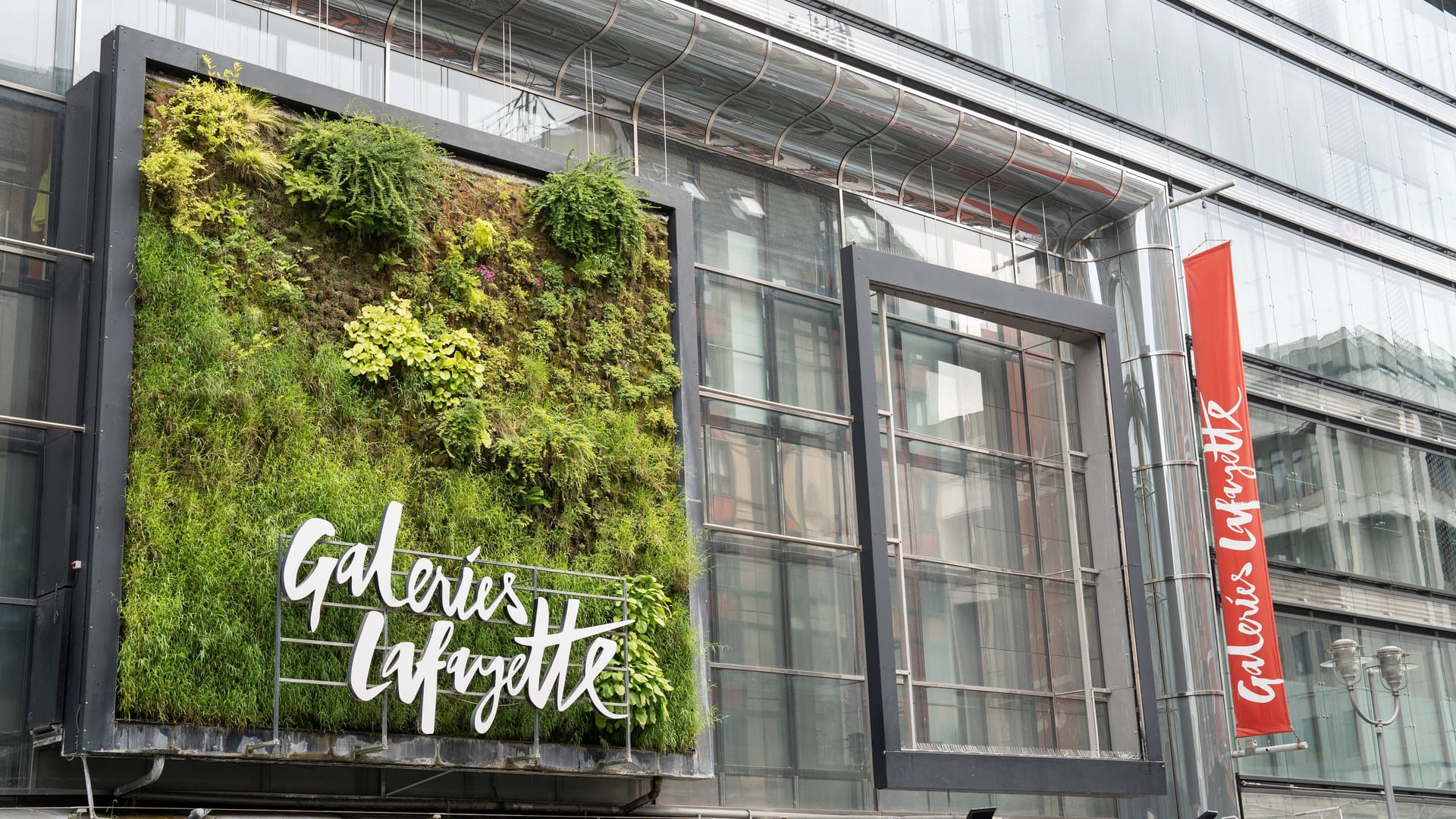 Begrünte Hausfassade am Kaufhaus Galeries Lafayette in Berlin in der Friedrichstraße: