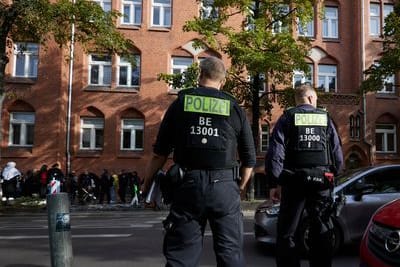 Polizisten stehen vor dem Ernst-Abbe-Gymnasium in der Sonnenallee im Berliner Stadtteil Neukölln.