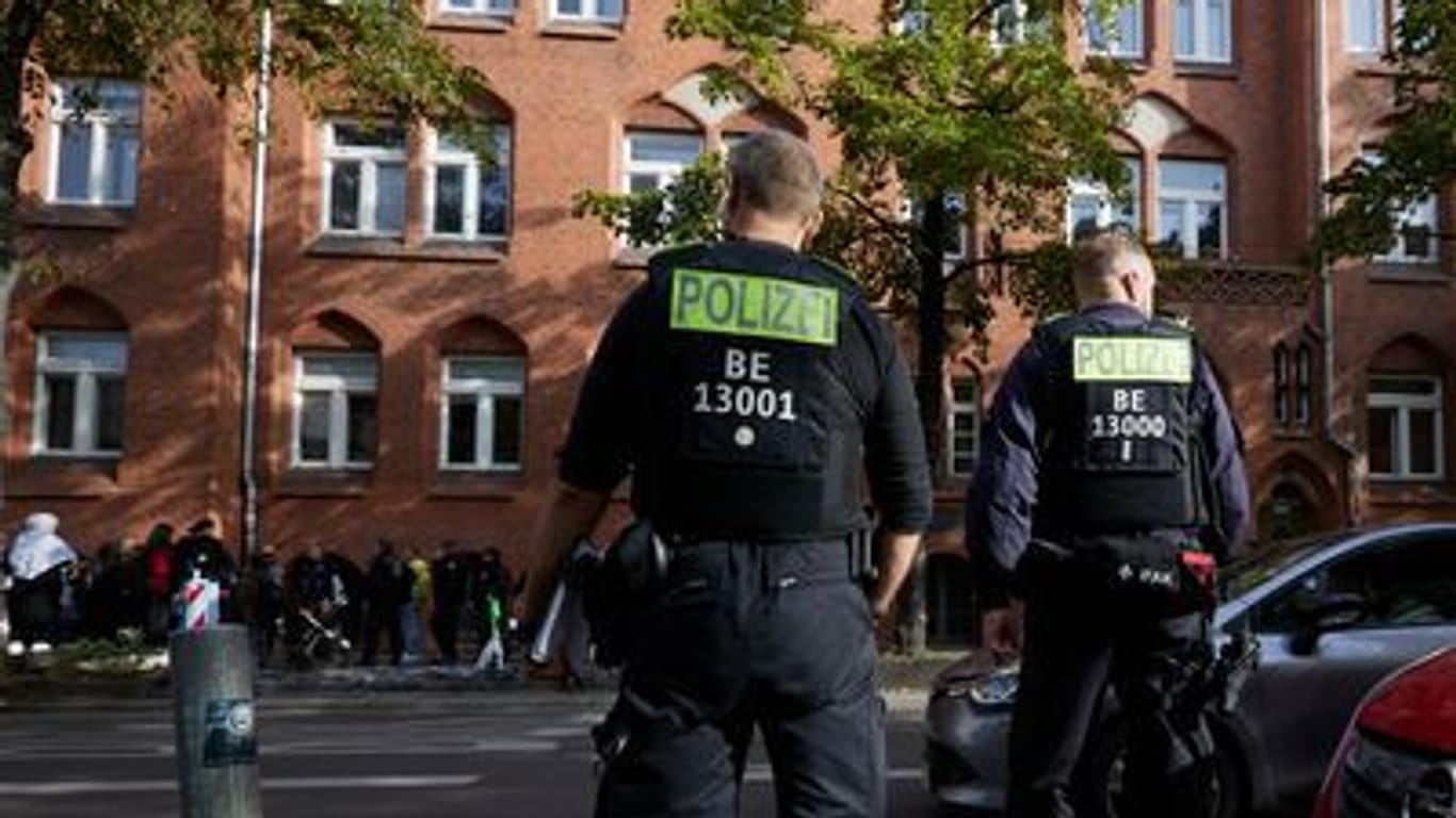 Polizisten stehen vor dem Ernst-Abbe-Gymnasium in der Sonnenallee im Berliner Stadtteil Neukölln.