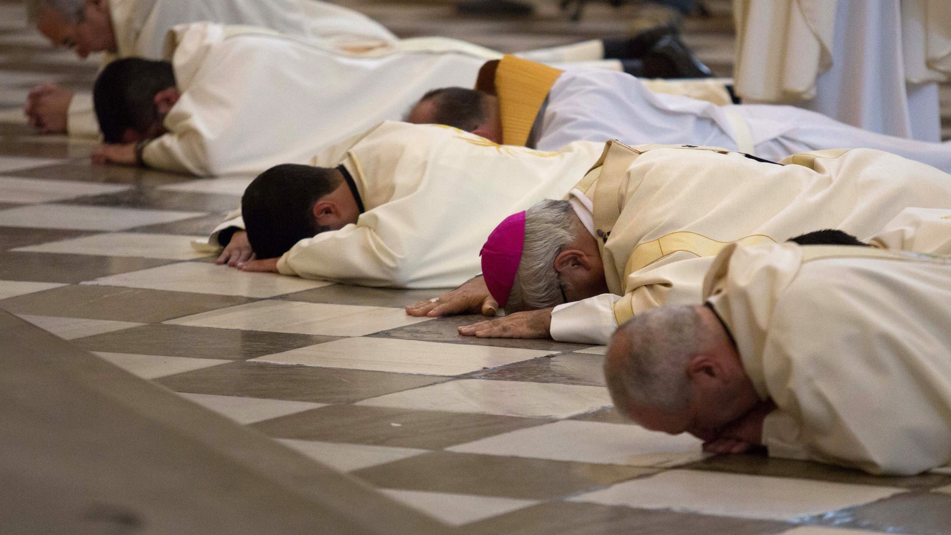 Priester in Spanien knien nieder um um Vergebung für sexualisierte Gewalt zu bitten (Archivbild): Laut einer Untersuchung könnten Hunderttausende Menschen missbraucht worden sein.