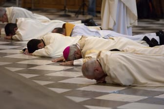 Priester in Spanien knien nieder um um Vergebung für sexualisierte Gewalt zu bitten (Archivbild): Laut einer Untersuchung könnten Hunderttausende Menschen missbraucht worden sein.
