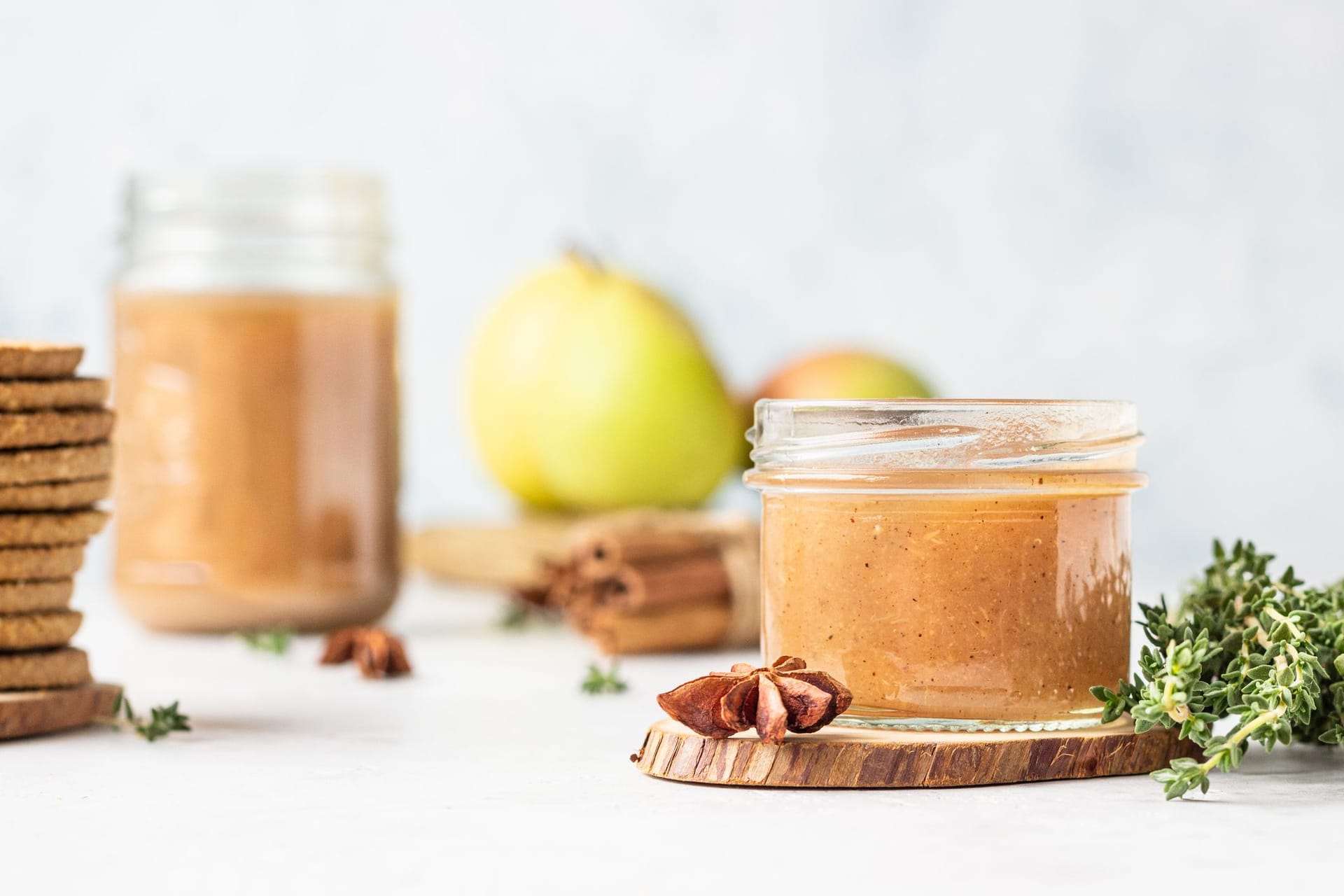 Mit Zimt, Anis und Vanille sind eingekochte Birnen im Glas auch ein schönes Geschenk