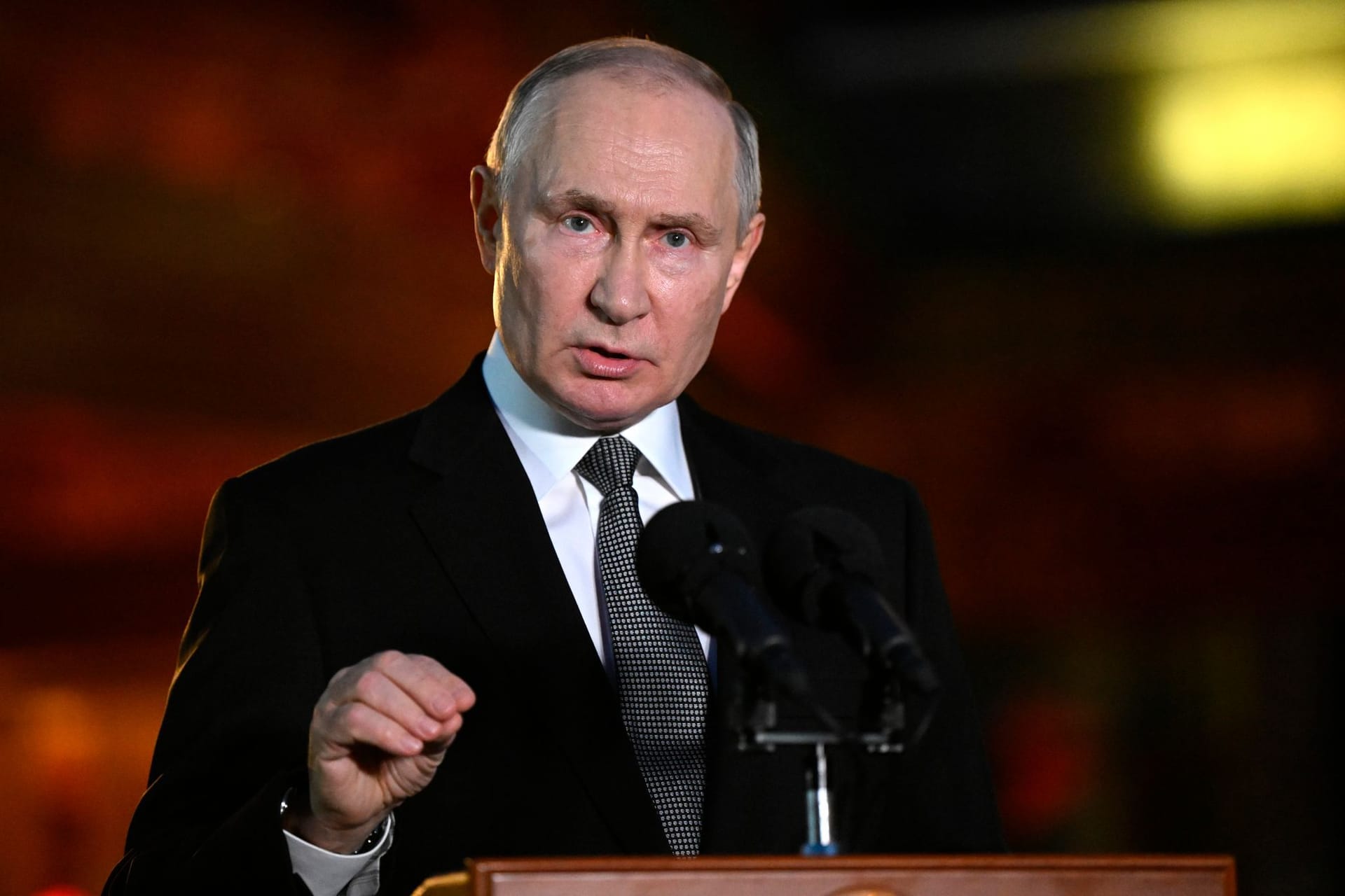 Potentat Putin bei einer Pressekonferenz mit Journalisten in Peking.