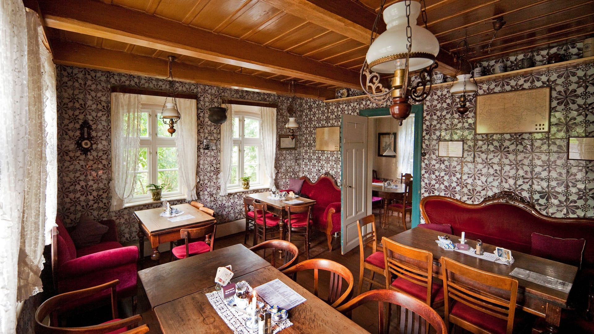 Blick in die Bauernstube der Schankwirtschaft Andresen: An der Wand hängen noch originale Delfter Kacheln.