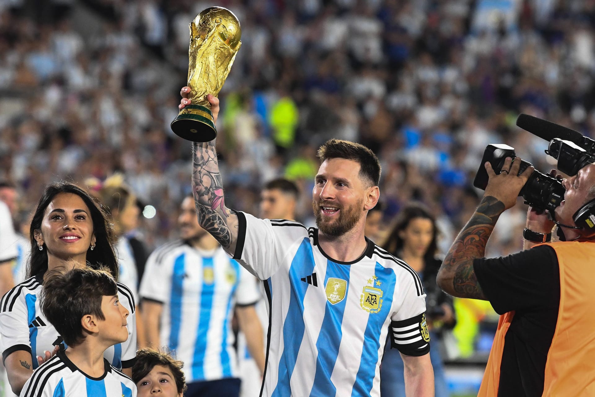 Lionel Messi mit dem WM-Pokal: Sorgt der Titel bei der Weltmeisterschaft auch für seinen achten Gewinn des Ballon d'Or?