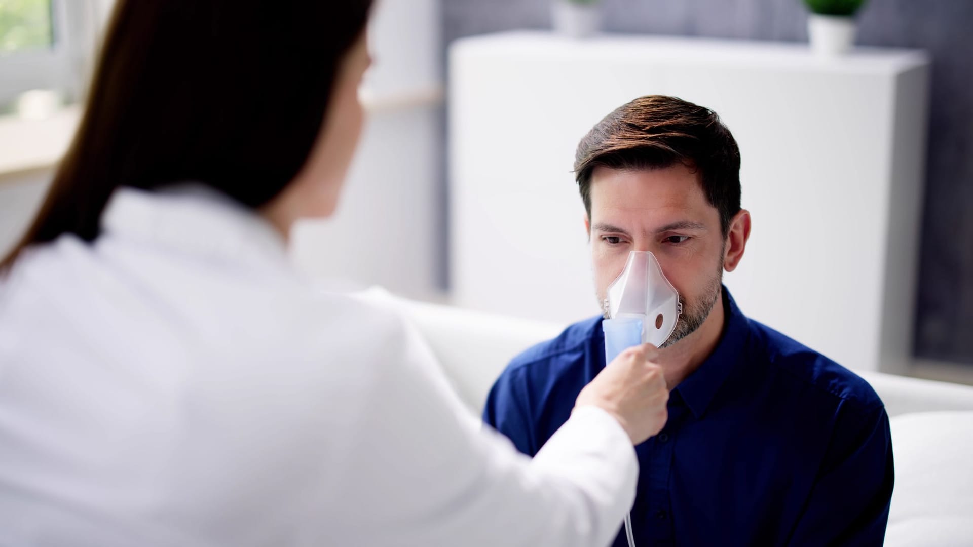 Bei einer stark fortgeschrittenen COPD ist manchmal die Gabe von Sauerstoff notwendig.