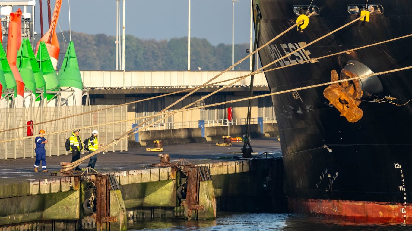 Das Frachtschiff "Polesie" liegt im Hafen von Cuxhaven: Experten sollen jetzt die Unfallursache ermitteln.
