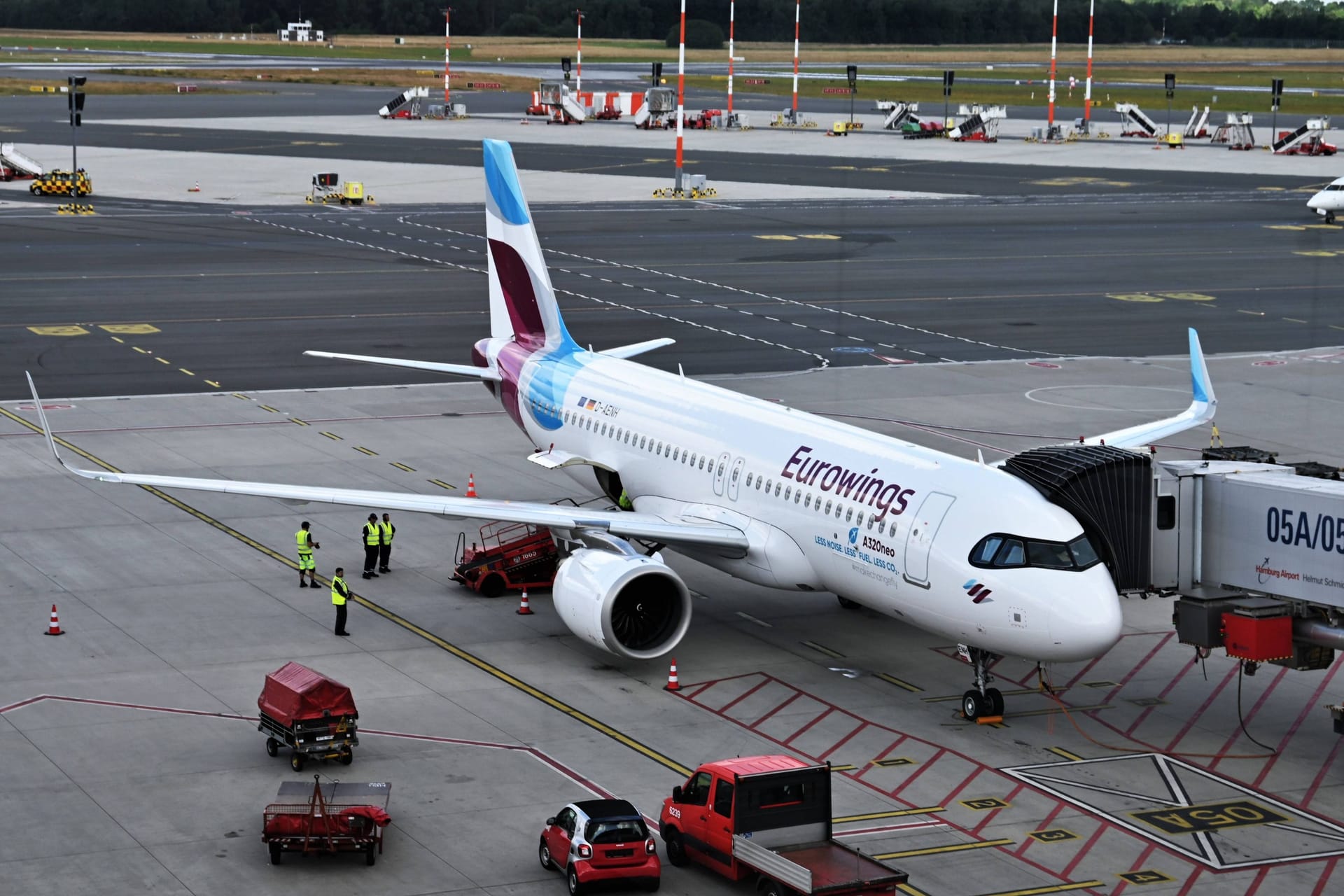 Eine Eurowings-Maschine steht am Flughafen Hamburg (Archivbild): Der Winterflugplan hat begonnen.