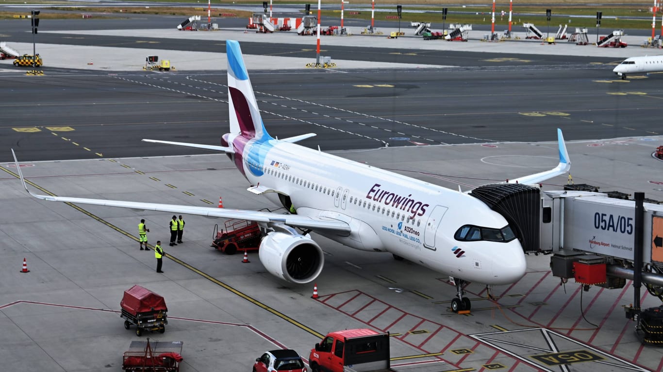 Eine Eurowings-Maschine steht am Flughafen Hamburg (Archivbild): Der Winterflugplan hat begonnen.