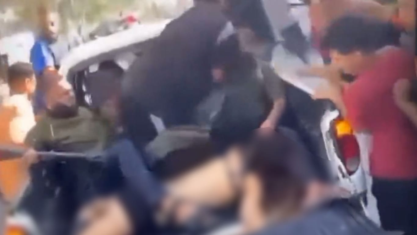 Das Video, das um die Welt ging: Hamas-Terroristen verschleppen die bewusstlose Shani Louk auf einem Pick-up.