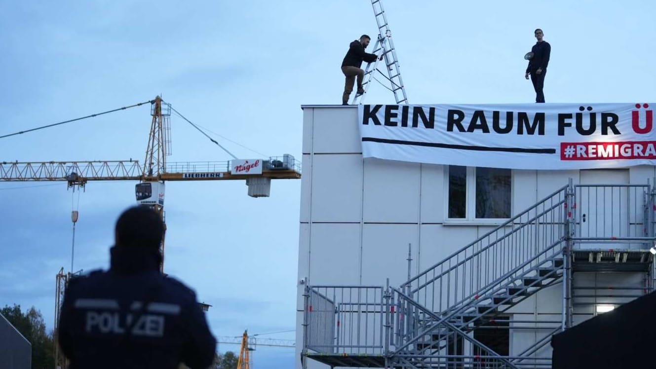 Ein Asylheim in Dresden-Alttorna wurde am Samstagabend von Rechtsextremen besetzt.