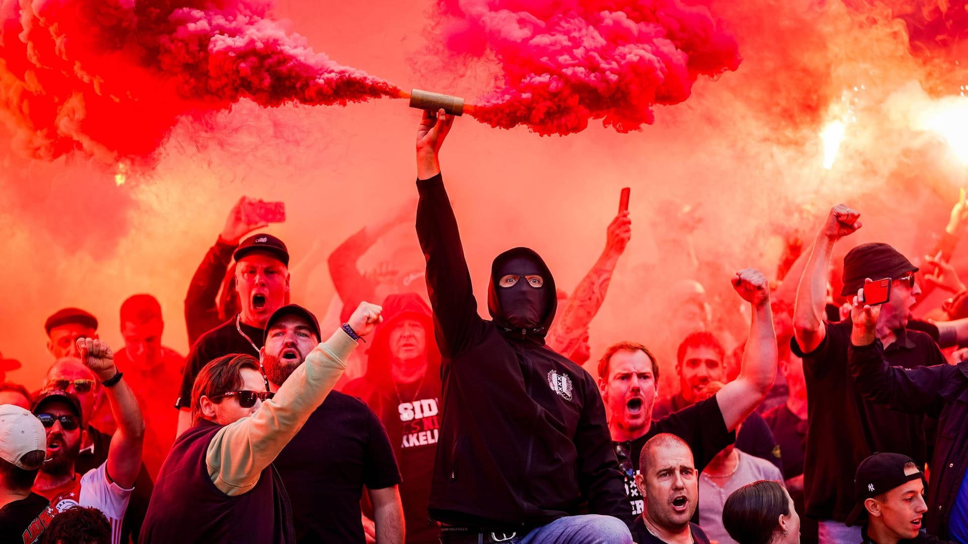 Vermummte Fans beim Spiel zwischen Ajax und Feyenoord: Einige der Randalierer müssen nun in Haft. Vermummte Fans beim Spiel zwischen Ajax und Feyenoord: Einige der Randalierer müssen nun in Haft.