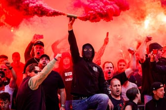 Vermummte Fans beim Spiel zwischen Ajax und Feyenoord: Einige der Randalierer müssen nun in Haft.