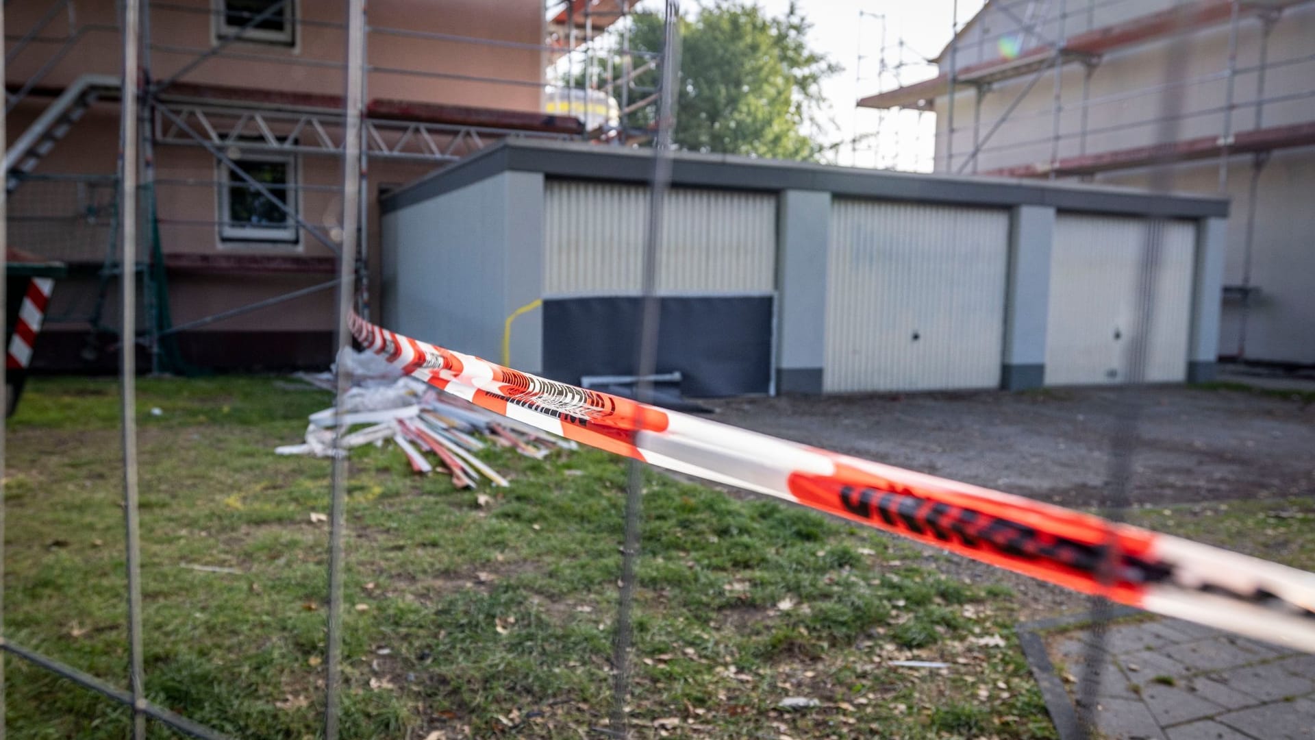 Nach möglicherweise gezielter Attacke mit Auto auf Frau und Kind