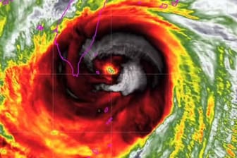 Taifun "Koinu" trifft auf die Insel Lan Yu vor Taiwan: Die pazifischen Wirbelstürme sind die größten ihrer Art weltweit.