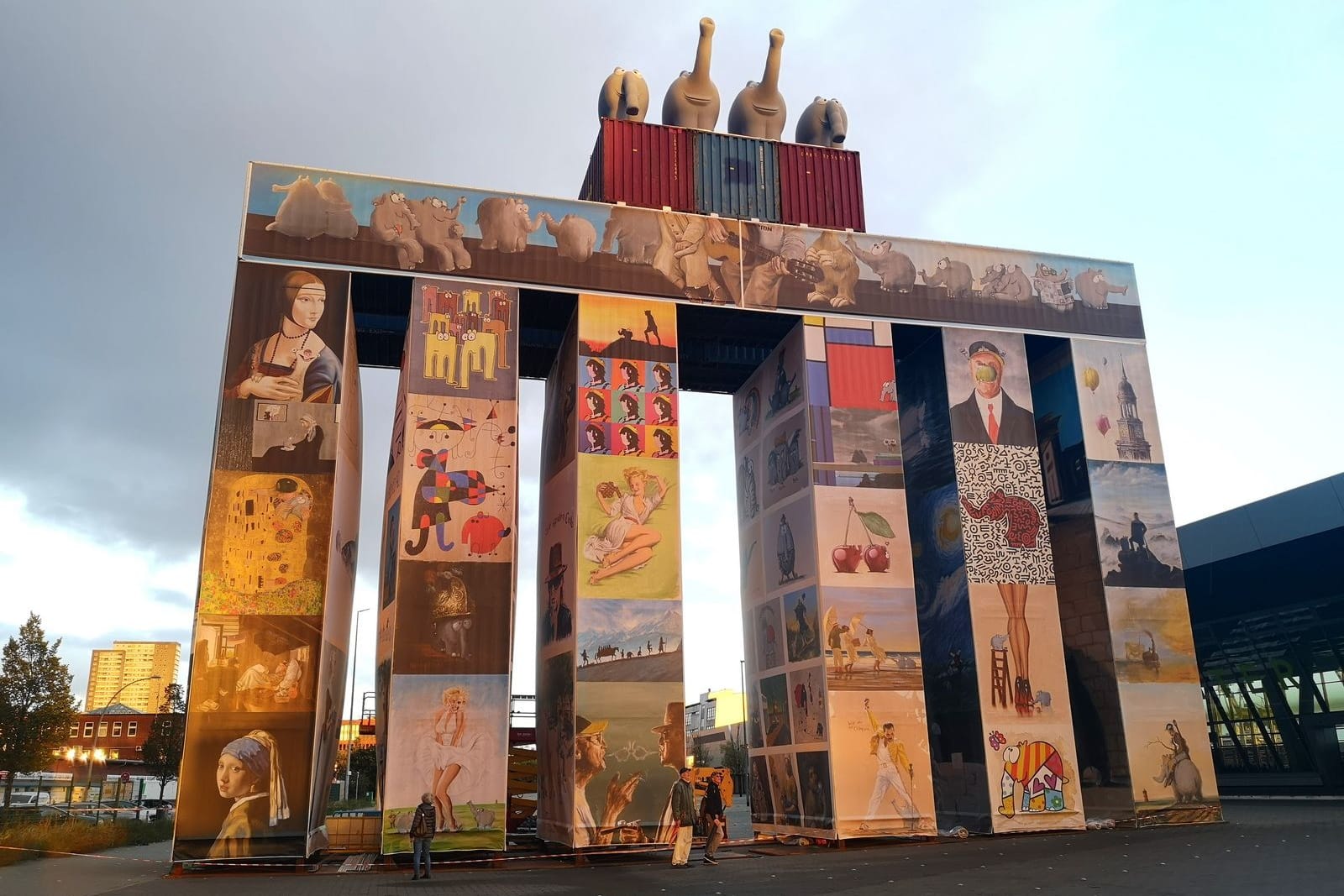 Am Cruisecenter Altona wurde ein aus Containern gebildetes Brandenburger Tor aufgebaut. Das etwa 20 Meter hohe Tor ist mit diversen, in Ottomanier geänderten, Bildern bespannt.