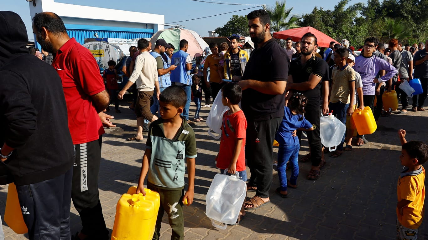 Palästinenser stehen in Gaza für Wasser an: Das Trinkwasser ist in dem Gebiet knapp, zur Aufbereitung fehlt der Strom.