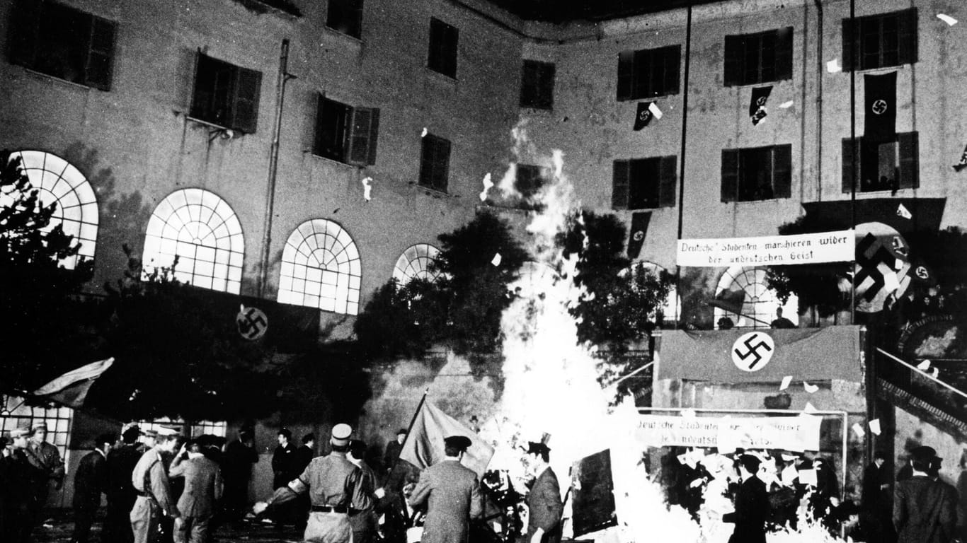 Eine Ausstellung in Frankfurt erinnert an die Bücherverbrennungen im Nationalsozialismus. Auf dem Bild sind die Verbrennungen (vermutlich) aus dem Jahr 1933 zu sehen. Mit der Bücherverbrennung wollten sich die Nazis der "entarteten" Literatur demonstrativ entledigen.