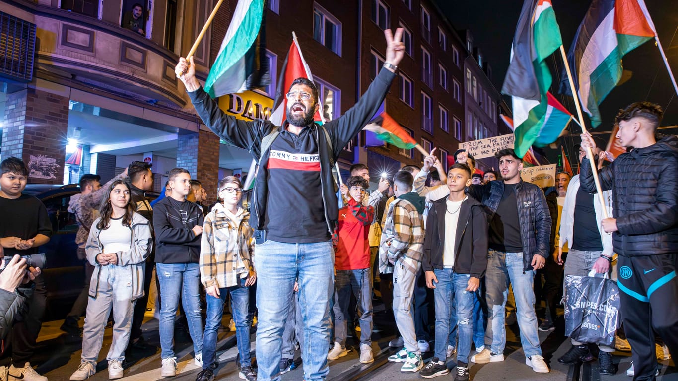 Pro-Palästina-Demonstranten in Duisburg (Archivfoto): Bereits am Montag demonstrierten rund 100 Demonstranten im Stadtteil Hochfeld.