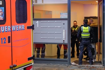 Einsatzkräfte an der Zahnarztpraxis in der Chrysanderstraße: Der Arzt wurde offenbar schwer verletzt.