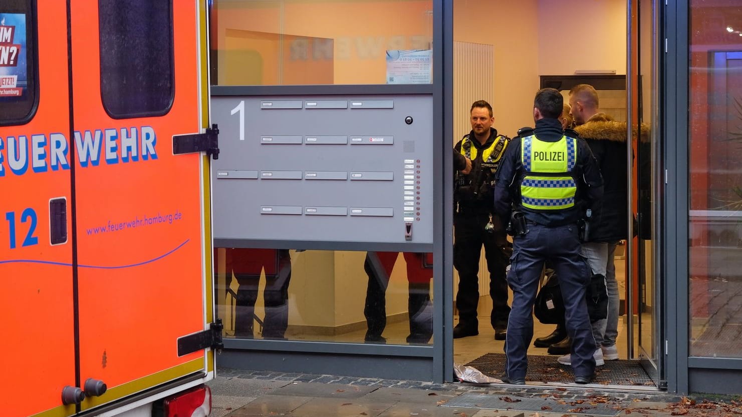 Einsatzkräfte an der Zahnarztpraxis in der Chrysanderstraße: Der Arzt wurde offenbar schwer verletzt. Einsatzkräfte an der Zahnarztpraxis in der Chrysanderstraße: Der Arzt wurde offenbar schwer verletzt.