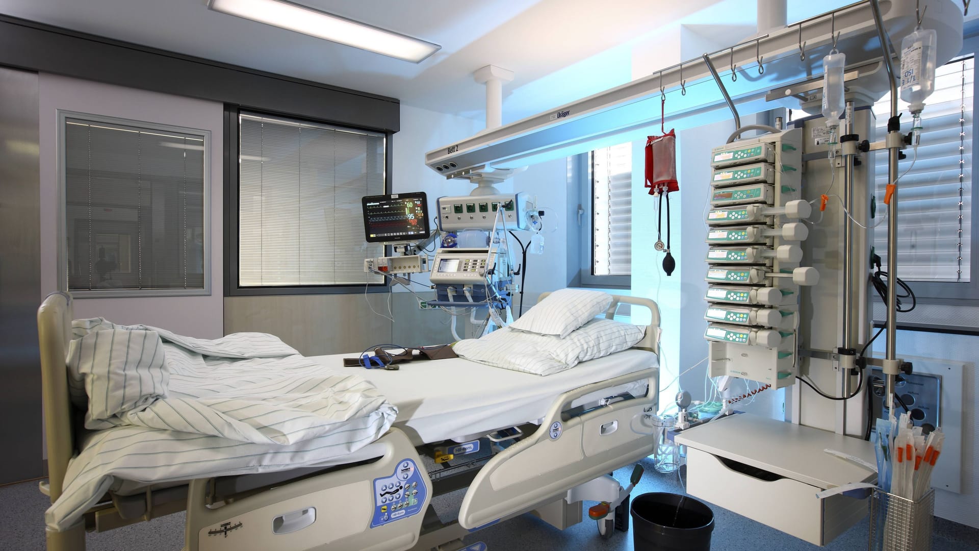 Ein leeres Patientenbett auf der Intensivstation (Symbolbild): Nach einer Woche verstarb der 88-Jährige im Krankenhaus. Ein leeres Patientenbett auf der Intensivstation (Symbolbild): Nach einer Woche verstarb der 88-Jährige im Krankenhaus.