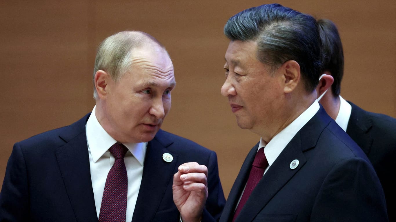Putin und Chinas KP-Vorsitzender Xi Jinping (r.) bei einer Konferenz in Usbekistan im Jahr 2022.