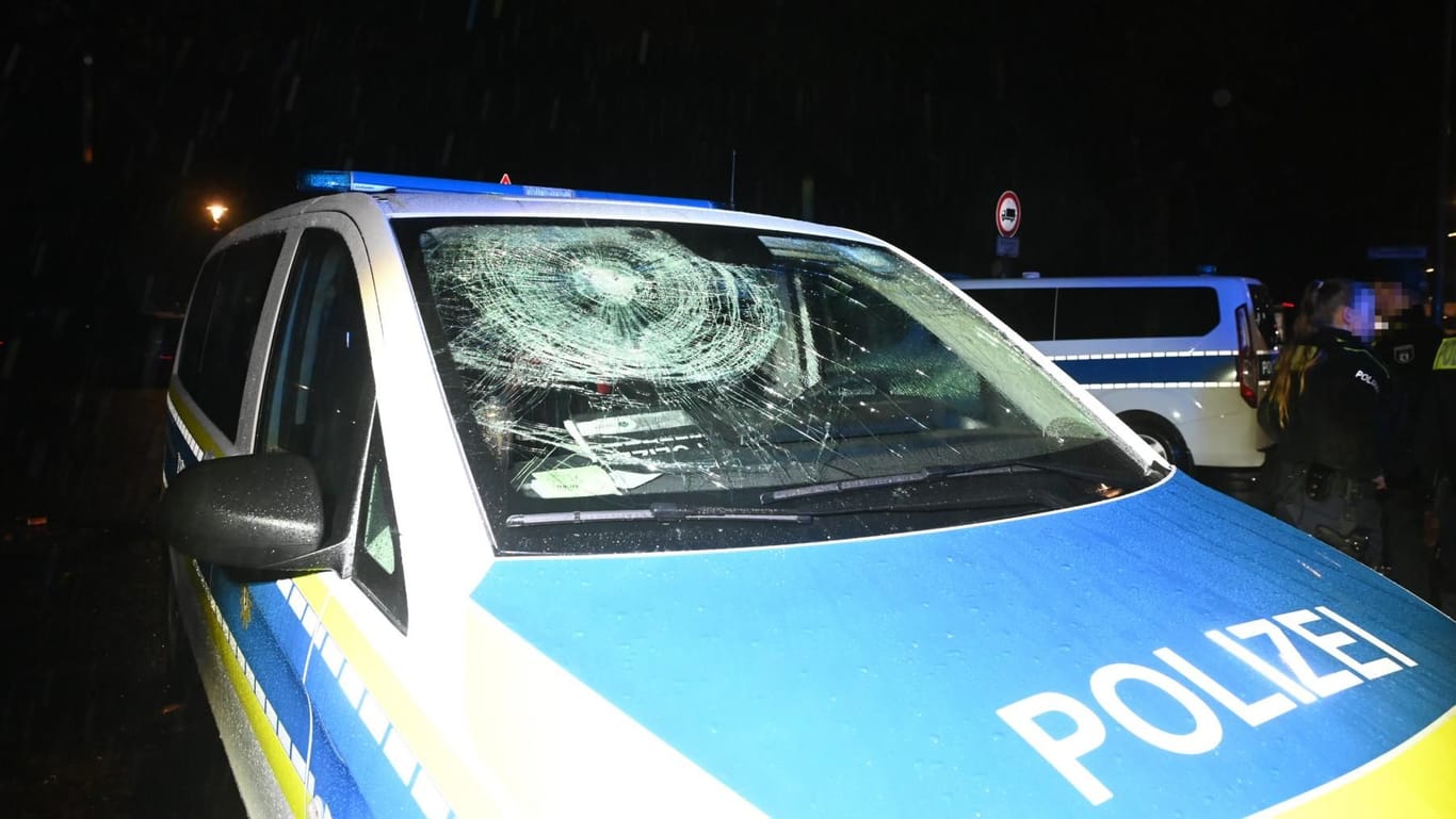 Die zerstörte Frontscheibe des Streifenwagens: Die Splitter verletzten einen Polizisten.