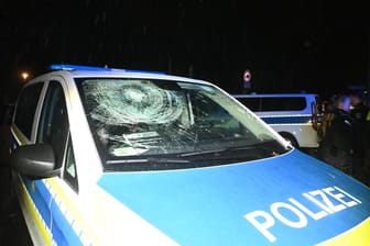 Die zerstörte Frontscheibe des Streifenwagens: Die Splitter verletzten einen Polizisten.