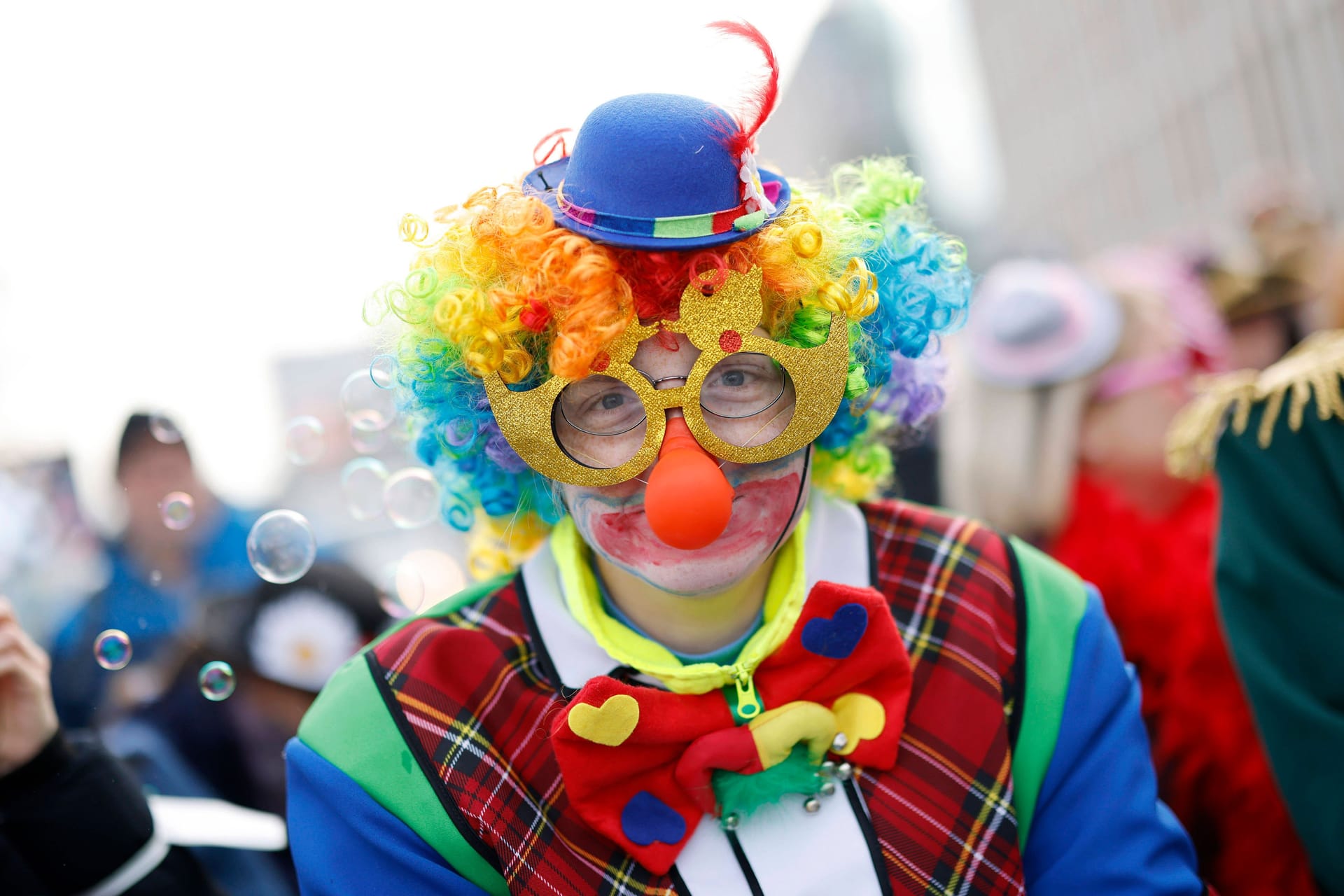 Jecken und kostümierte Narren auf dem Rosenmontagszug 2023 (Archivbild): Der Kostümhändler "Deiters" zeigt, welche Verkleidungen in diesem Jahr im Trend sind.