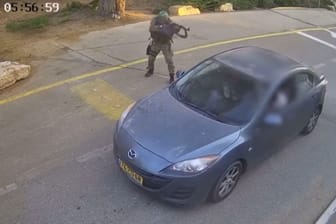 Aufnahme einer Überwachungskamera: Terroristen überrennen am Samstag den Eingang zum Kibbuz.