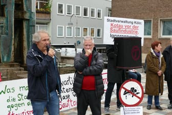 "Kotau vor der Saufindustrie": Vor dem Rathaus demonstrierten Anwohner des Zülpicher Viertels.