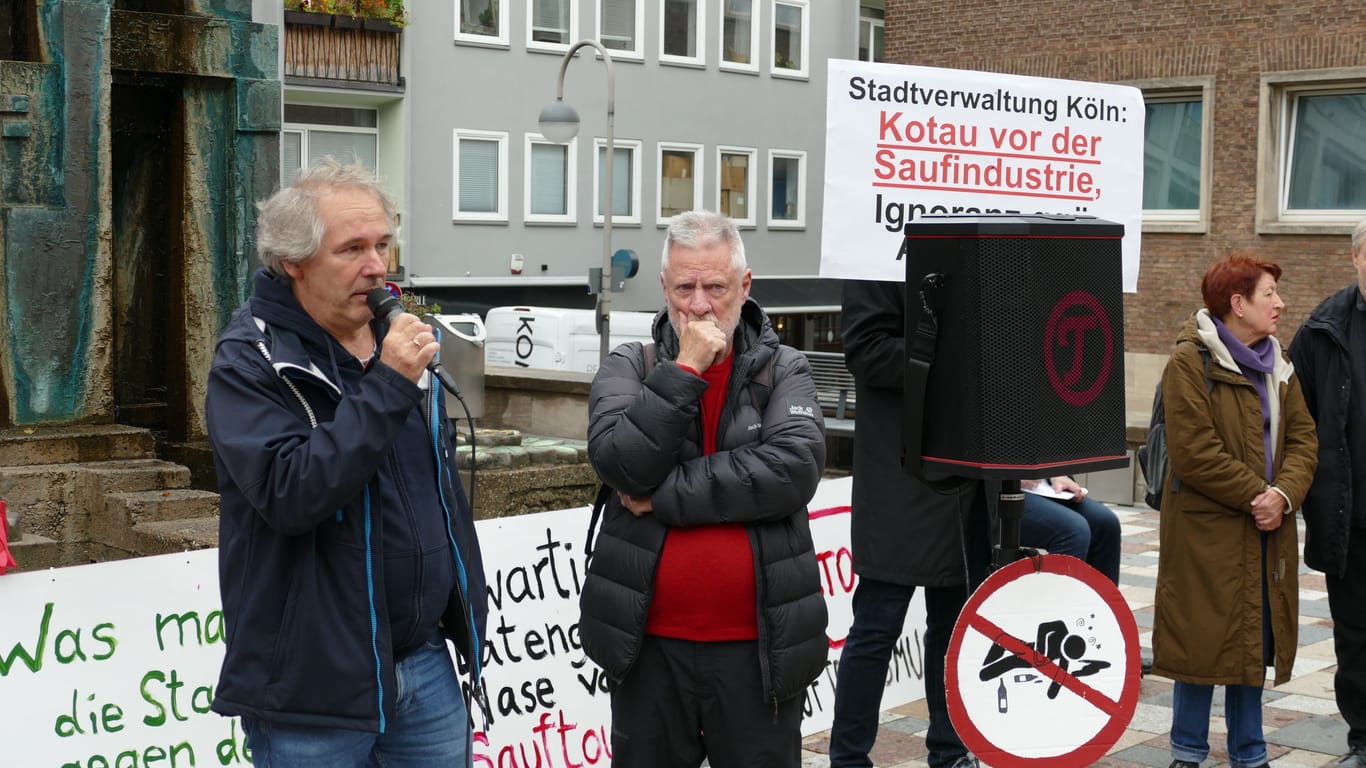 "Kotau vor der Saufindustrie": Vor dem Rathaus demonstrierten Anwohner des Zülpicher Viertels.