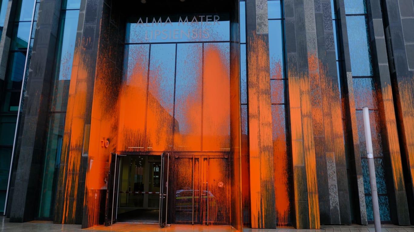 Aktivisten der "Letzten Generation" besprühten die Universität Leipzig mit Farbe.