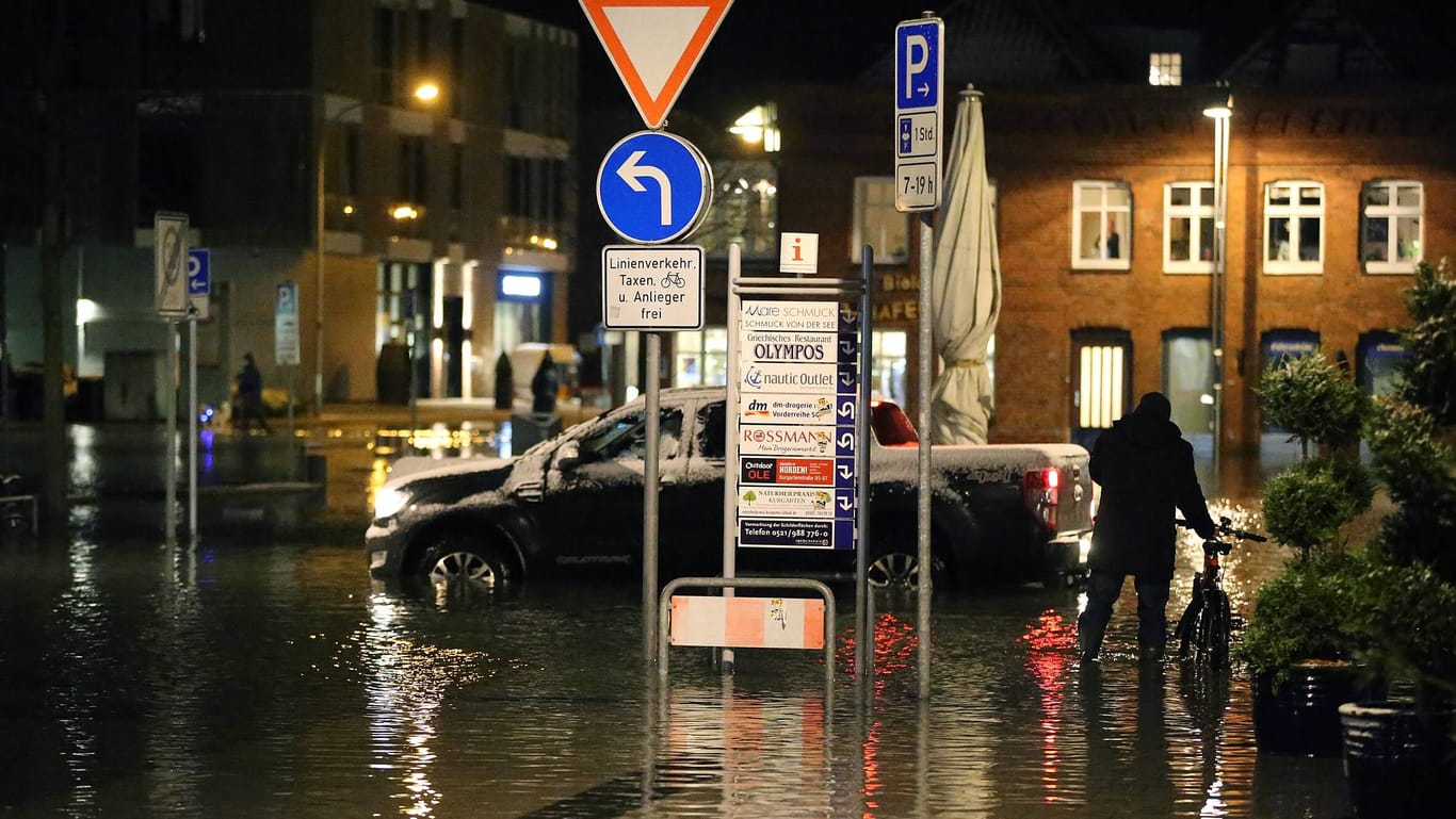 Das Hochwasser im Januar 2017 in Travemünde: Fußgängerwege, Autos, Häuser und Deiche wurden durch die Sturmflut überschwemmt.