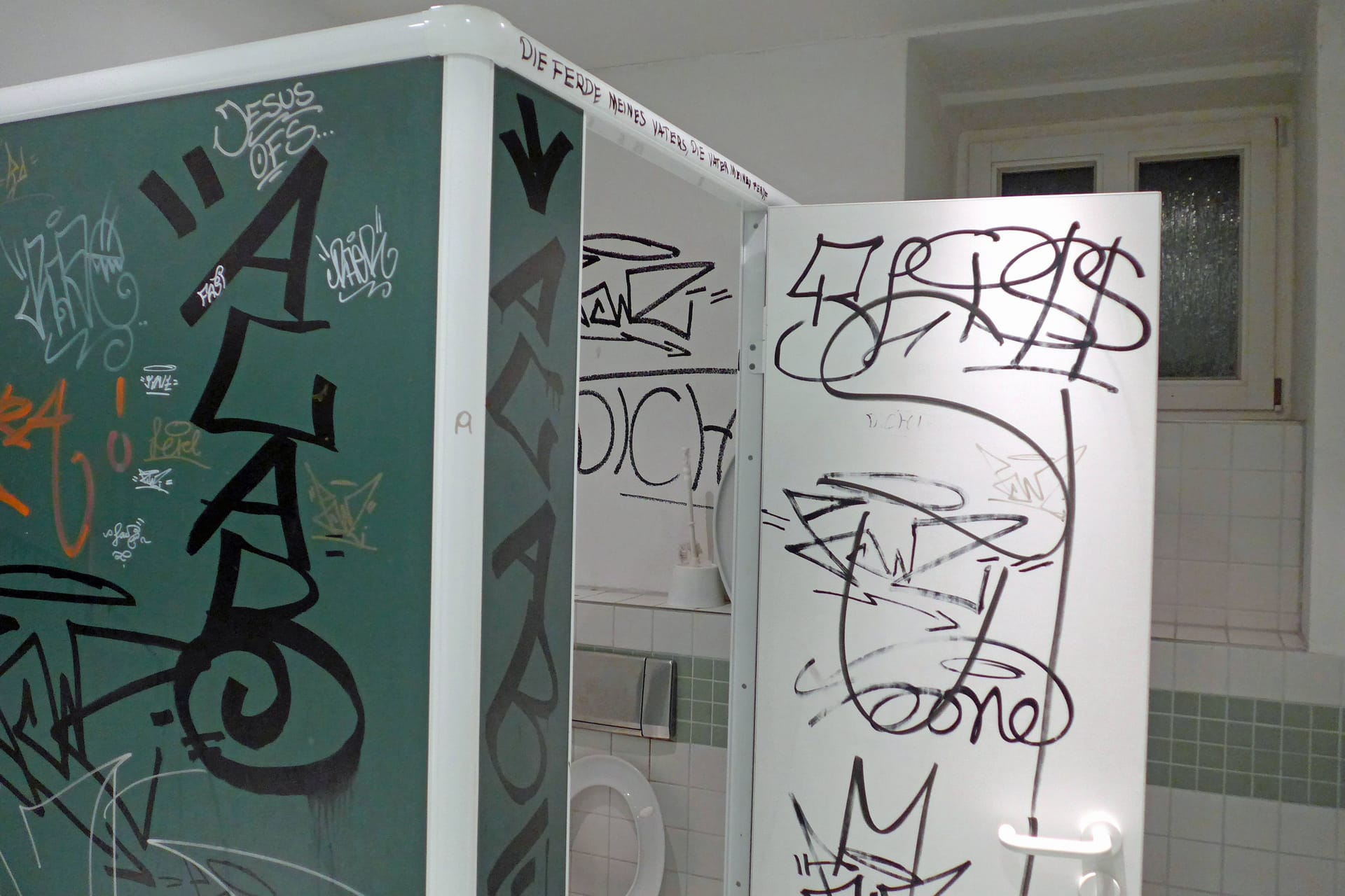 Graffiti an den Wänden: In vielen Schulen sind dreckige und kaputte Toiletten noch das geringste Problem.