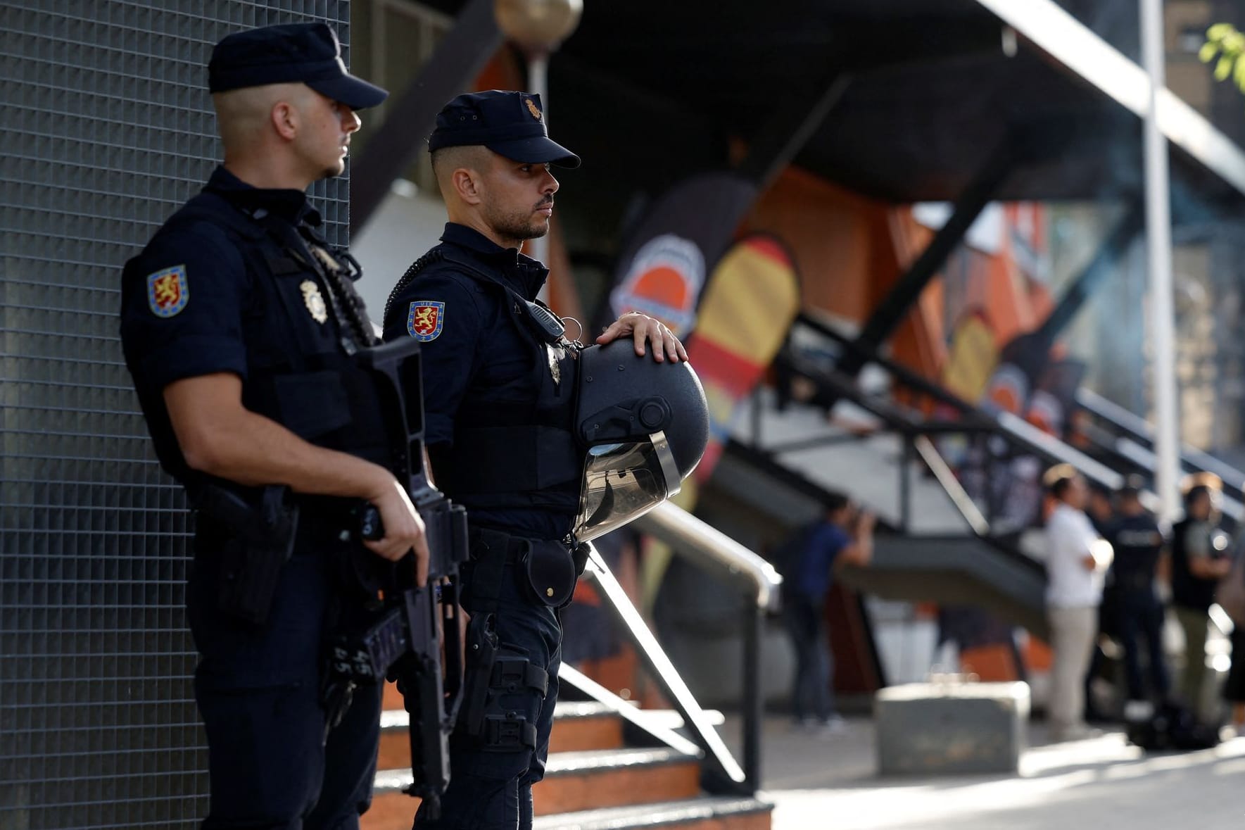 Basketball: Schwer bewaffnete Polizisten vor der Halle, wo Tel Aviv spielt.