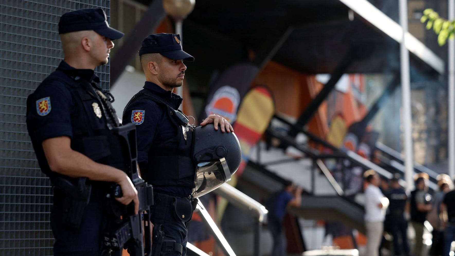 Basketball: Schwer bewaffnete Polizisten vor der Halle, wo Tel Aviv spielt.