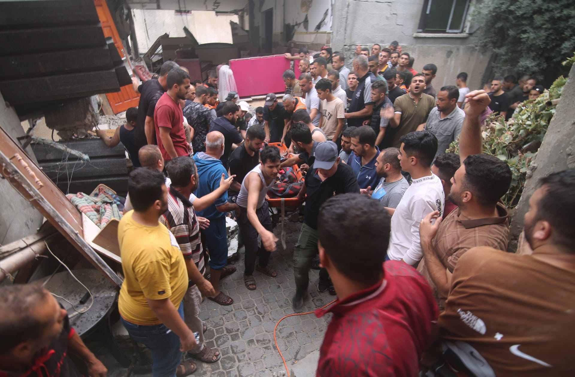 Ein Mensch wird aus Trümmern geborgen: In Rafah, im Süden von Gaza, haben die Raketen Gebäude zerstört.