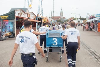 Mitarbeiter der Aicher Ambulanz bringen einen Patienten in die Sanitätsstation (Symbolbild): Der Mann kam nach der Schockdiagnose umgehend ins Krankenhaus.