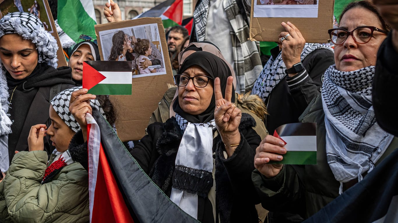Unterstützer Palästinas bei einer Demonstration (Symbolfoto): In Hamburg wurden solche Demos für 48 Stunden verboten.