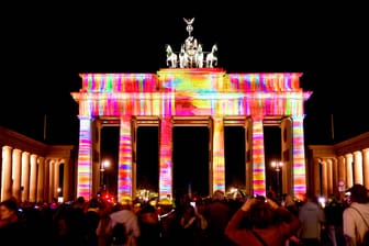 Blick am 6. Oktober auf das beleuchtete Brandenburger Tor am Pariser Platz während des Festival of Lights in Berlin 2023.