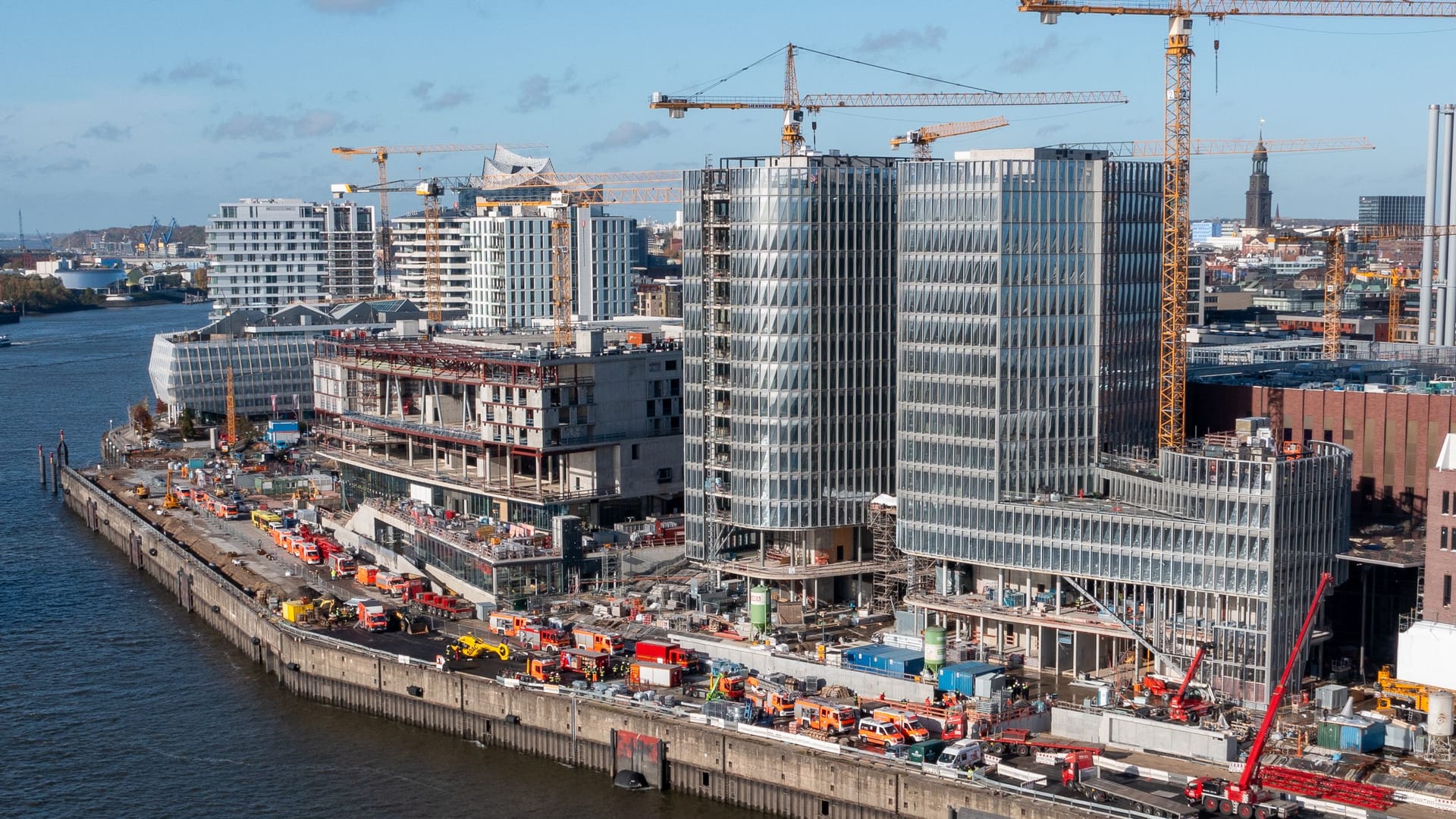 Blick auf die Großbaustelle an der Chicagostraße: Hier kam es am Montagmorgen zu einem tödlichen Arbeitsunfall. Blick auf die Großbaustelle an der Chicagostraße: Hier kam es am Montagmorgen zu einem tödlichen Arbeitsunfall.