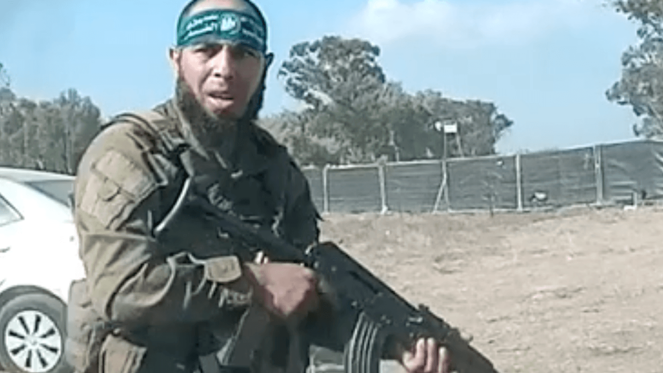 Hamas-Terrorist mit Sturmgewehr am 7. Oktober: "Papa, dein Sohn hat gerade Juden getötet"