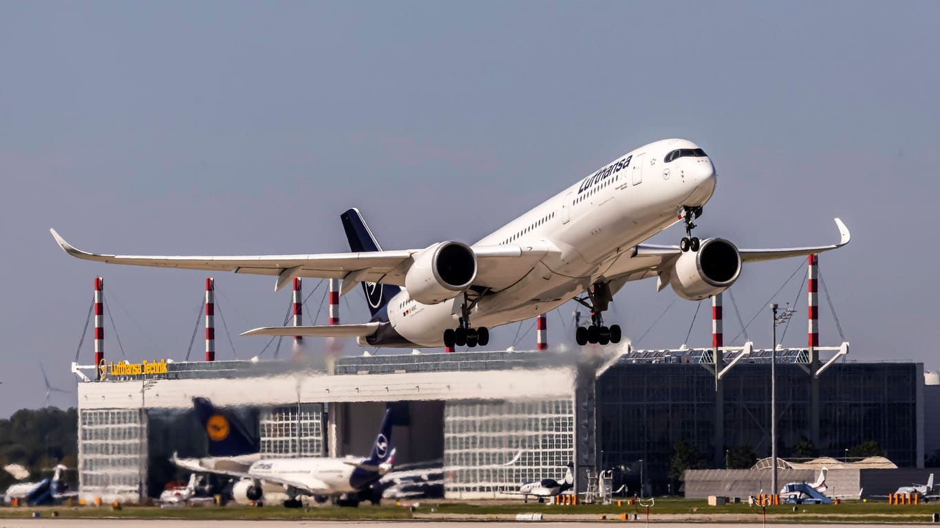 Ein Airbus A350-900 beim Start am Flughafen München (Symbolbild): Das Fahrwerk der Maschine ließ sich nicht einfahren.