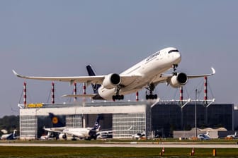 Ein Airbus A350-900 beim Start am Flughafen München (Symbolbild): Das Fahrwerk der Maschine ließ sich nicht einfahren.
