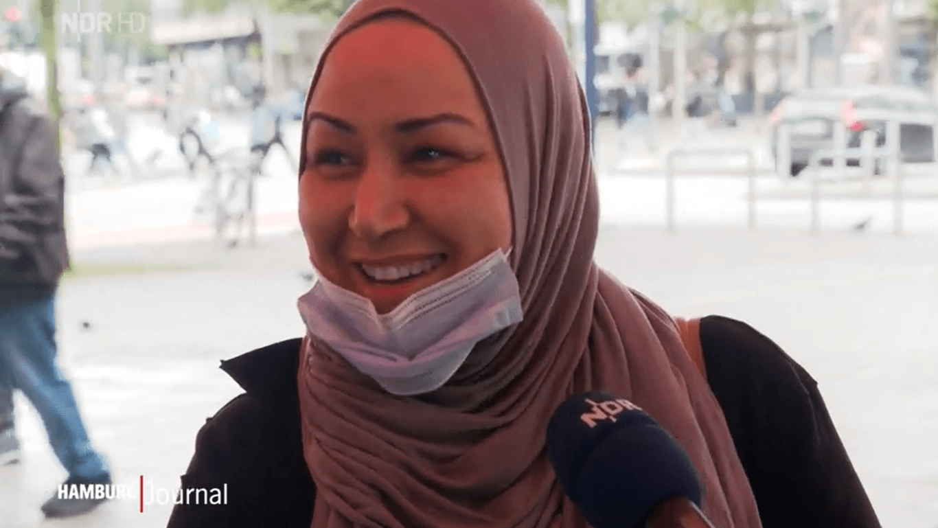 Eine Hamburgerin während einer Straßenumfrage im NDR: Die Frau kann ihre Freude über die terroristischen Massaker in Israel nicht verbergen.
